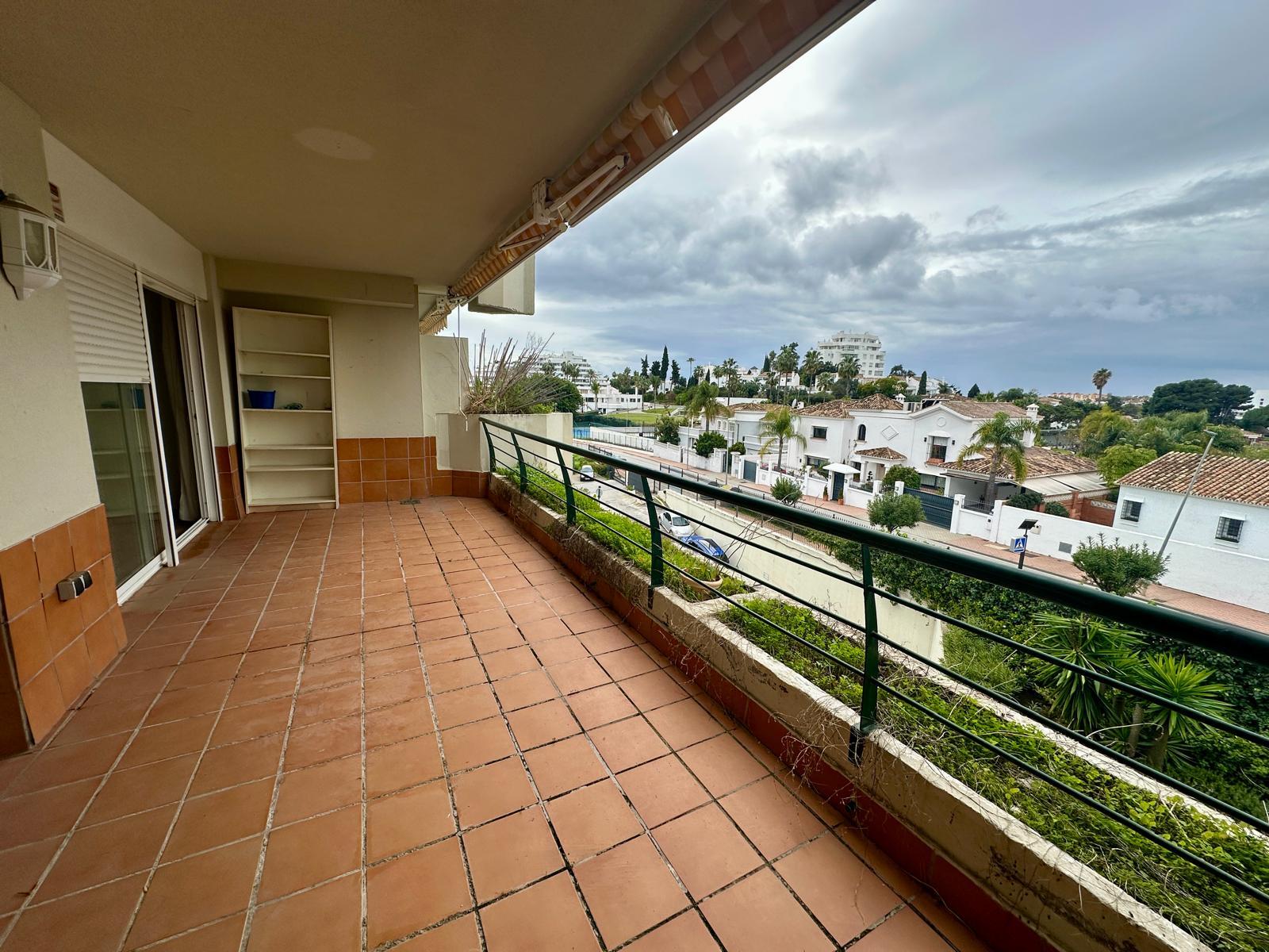 For sale of flat in San Pedro de Alcántara
