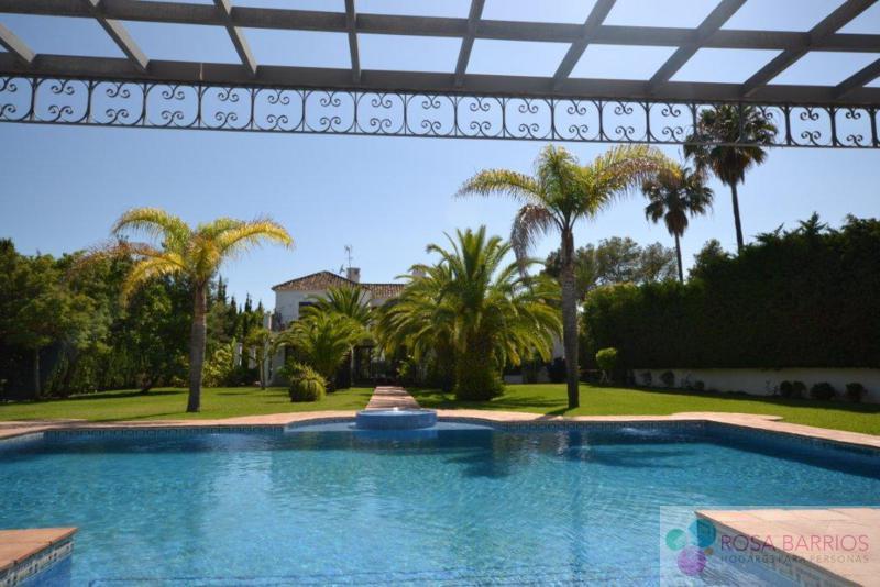 For sale of villa in Guadalmina Baja