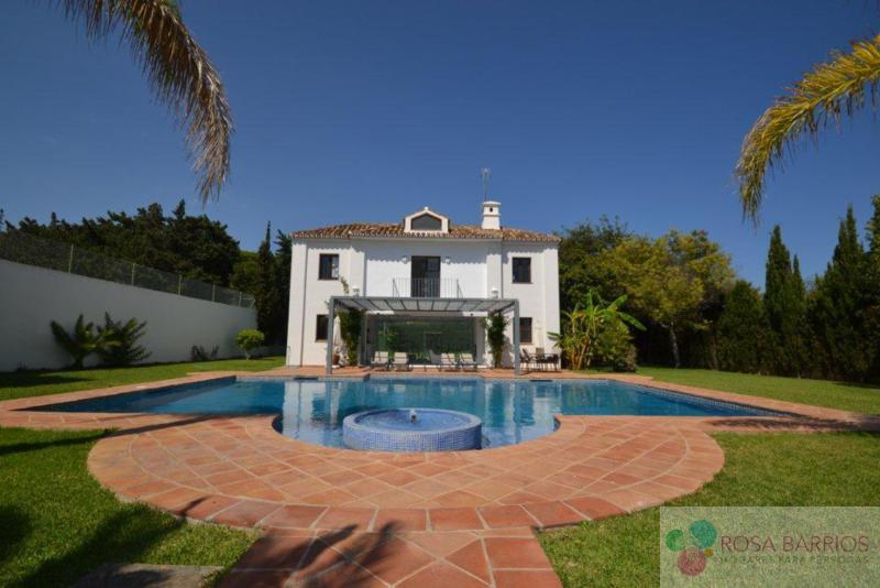 For sale of villa in Guadalmina Baja