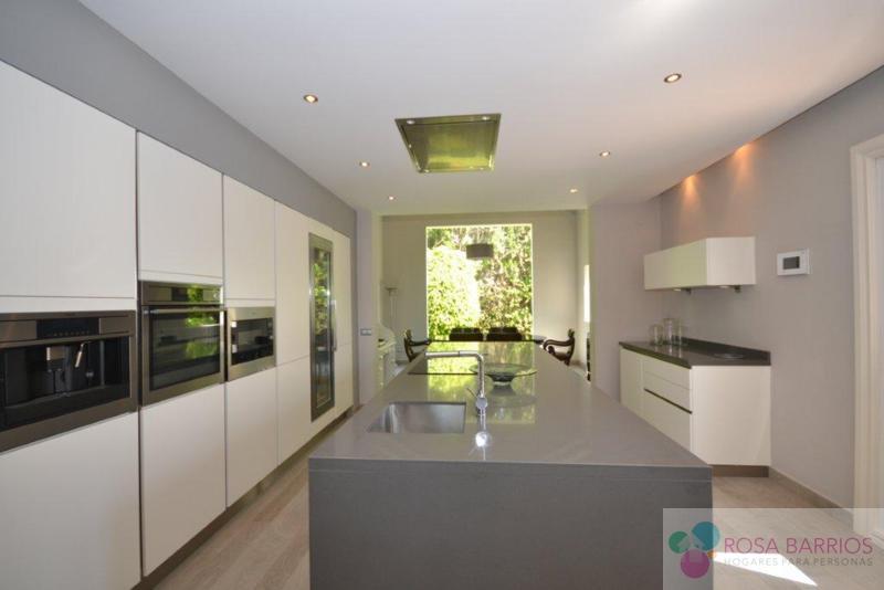 For sale of villa in Guadalmina Baja
