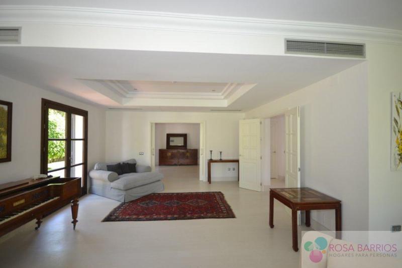 For sale of villa in Guadalmina Baja