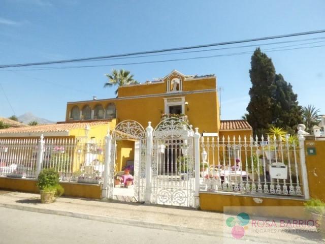 For sale of villa in Puerto Banús