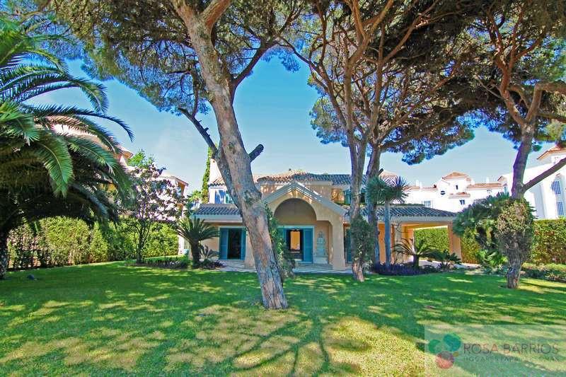 For sale of villa in Puerto Banús