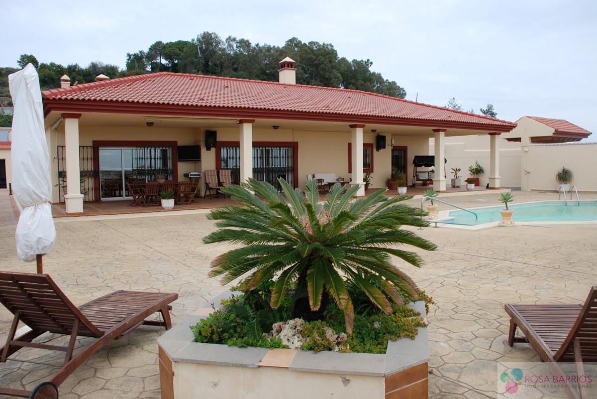 For sale of villa in Estepona
