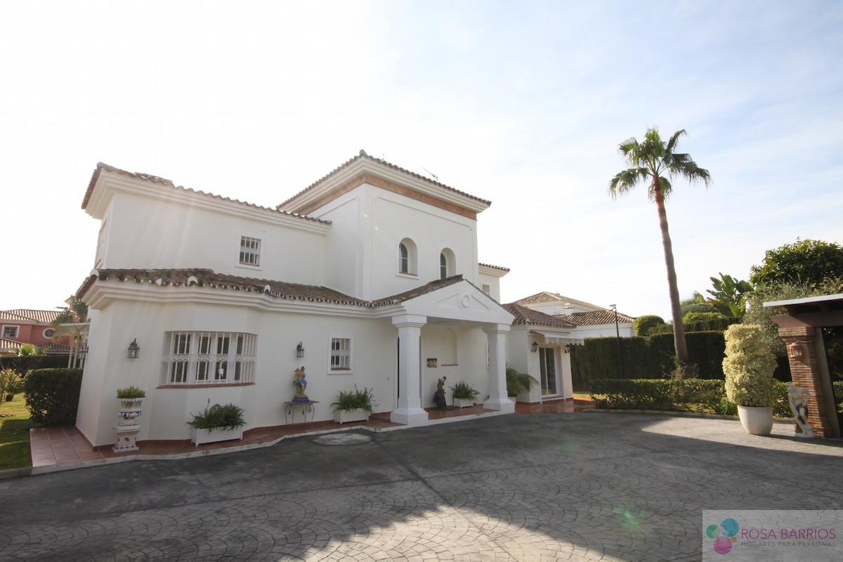For sale of villa in Guadalmina Baja