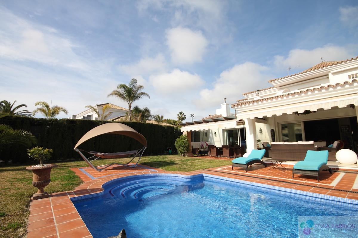For sale of villa in Guadalmina Baja