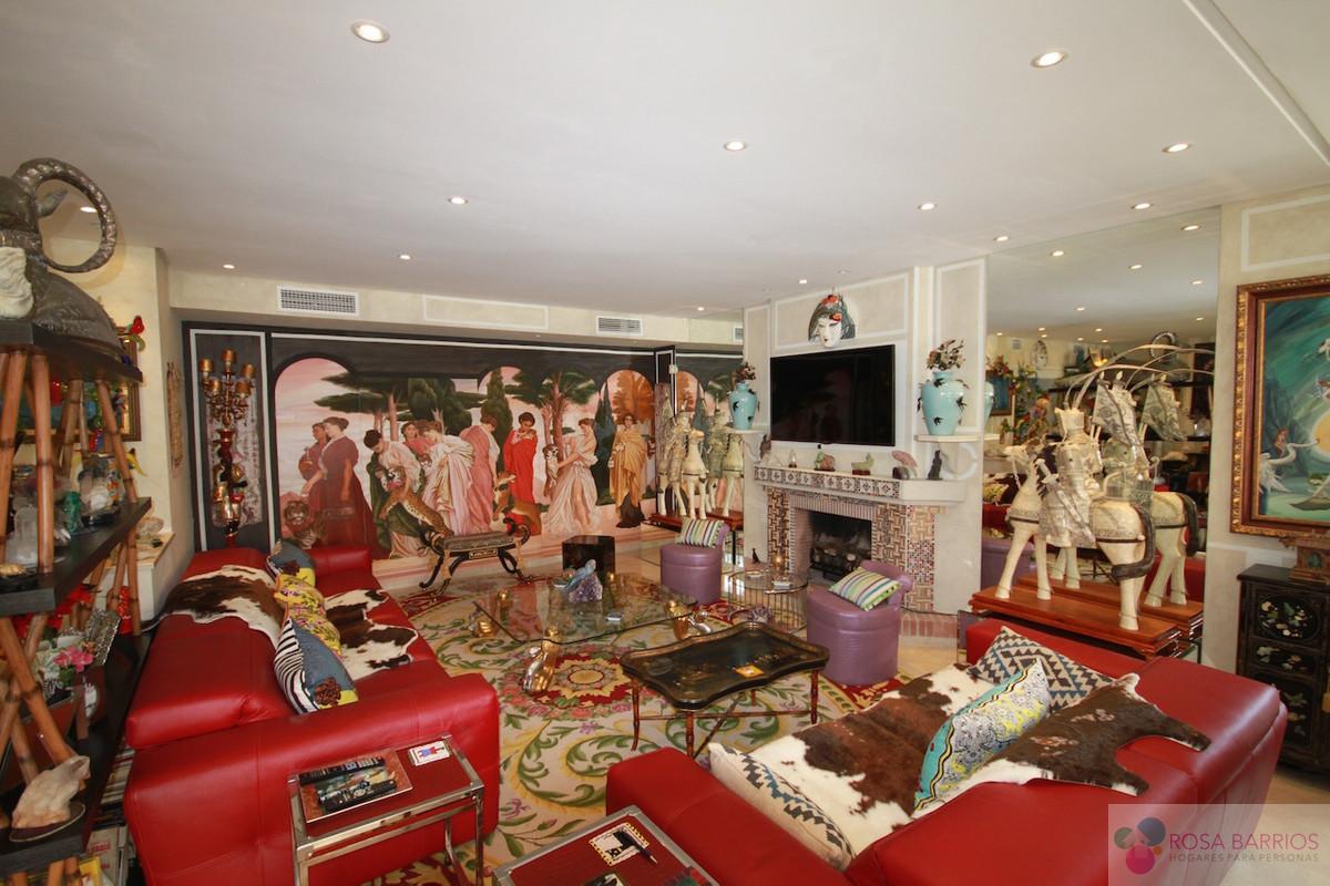 For sale of villa in Guadalmina Baja