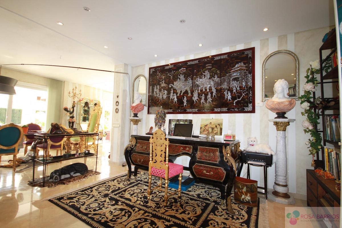 For sale of villa in Guadalmina Baja