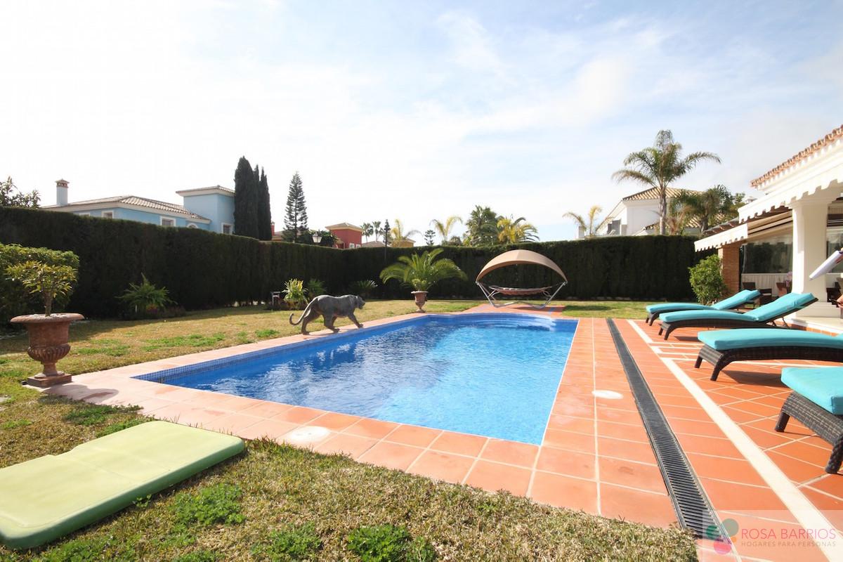 For sale of villa in Guadalmina Baja