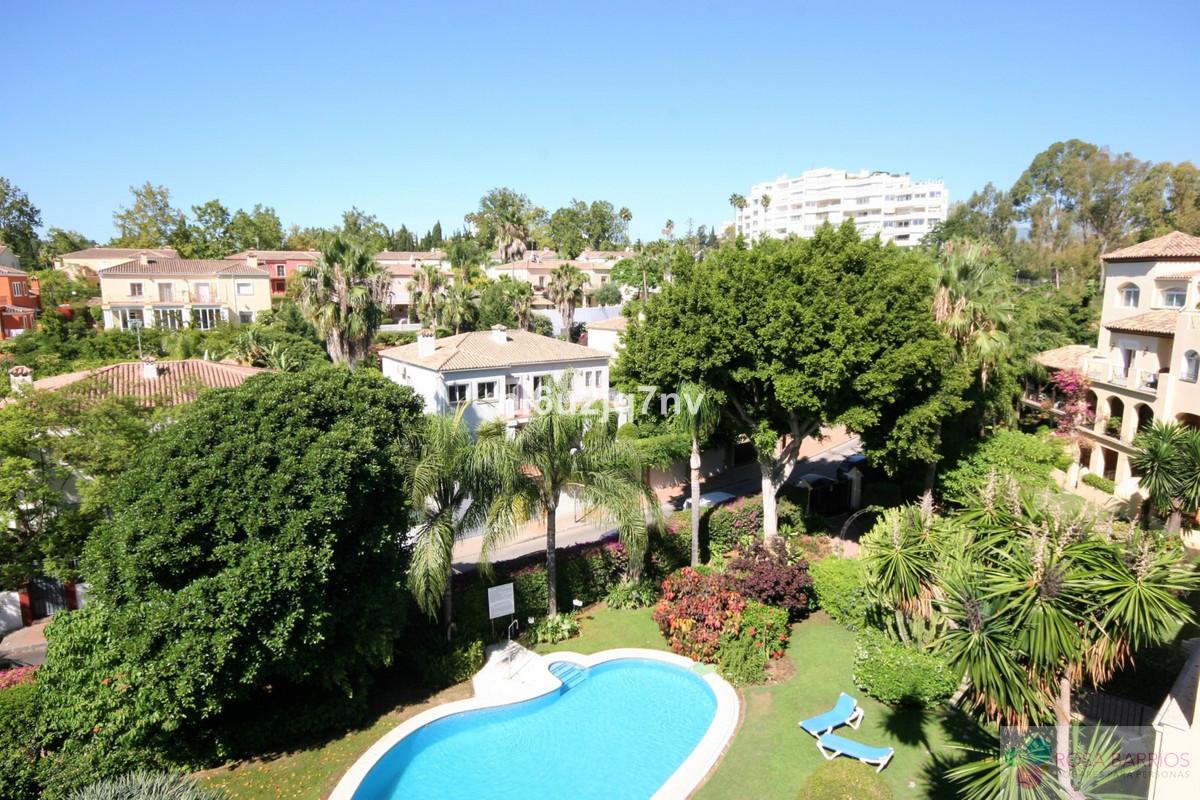 For sale of penthouse in Guadalmina Alta