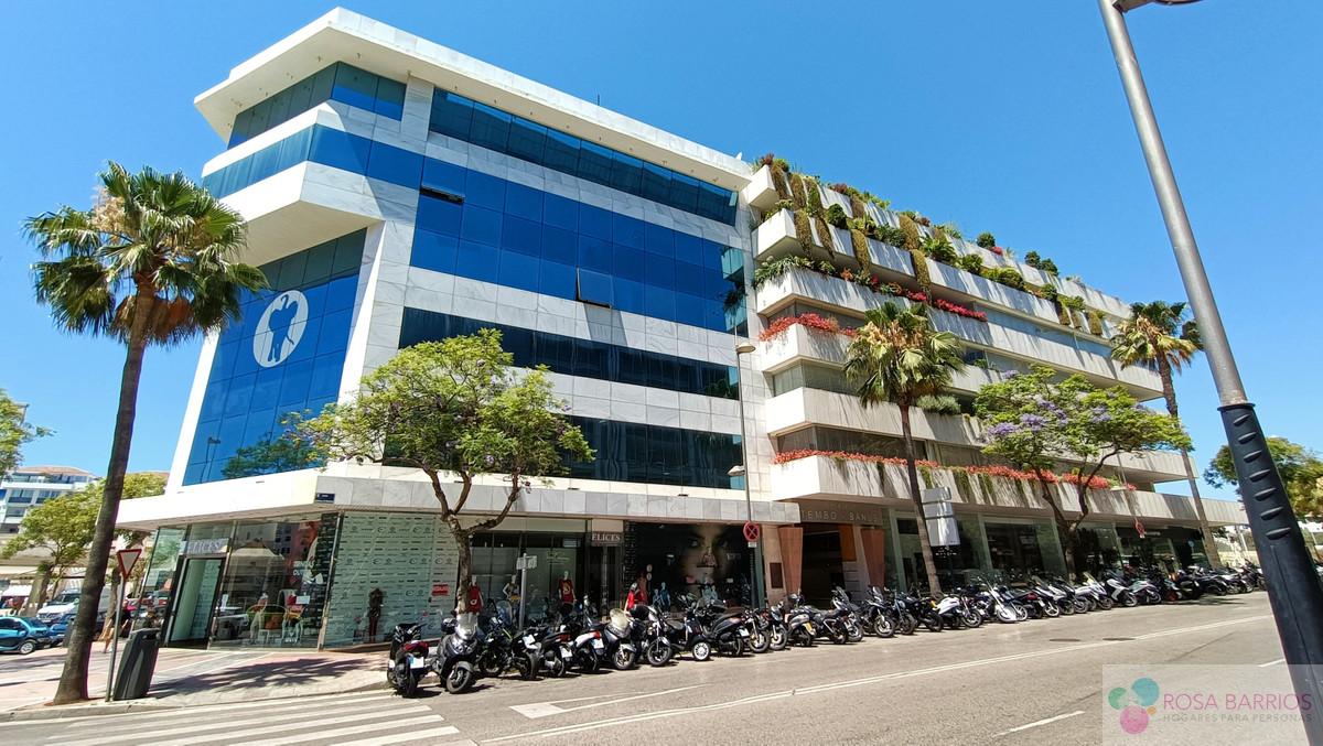 Venta de local comercial en Puerto Banús