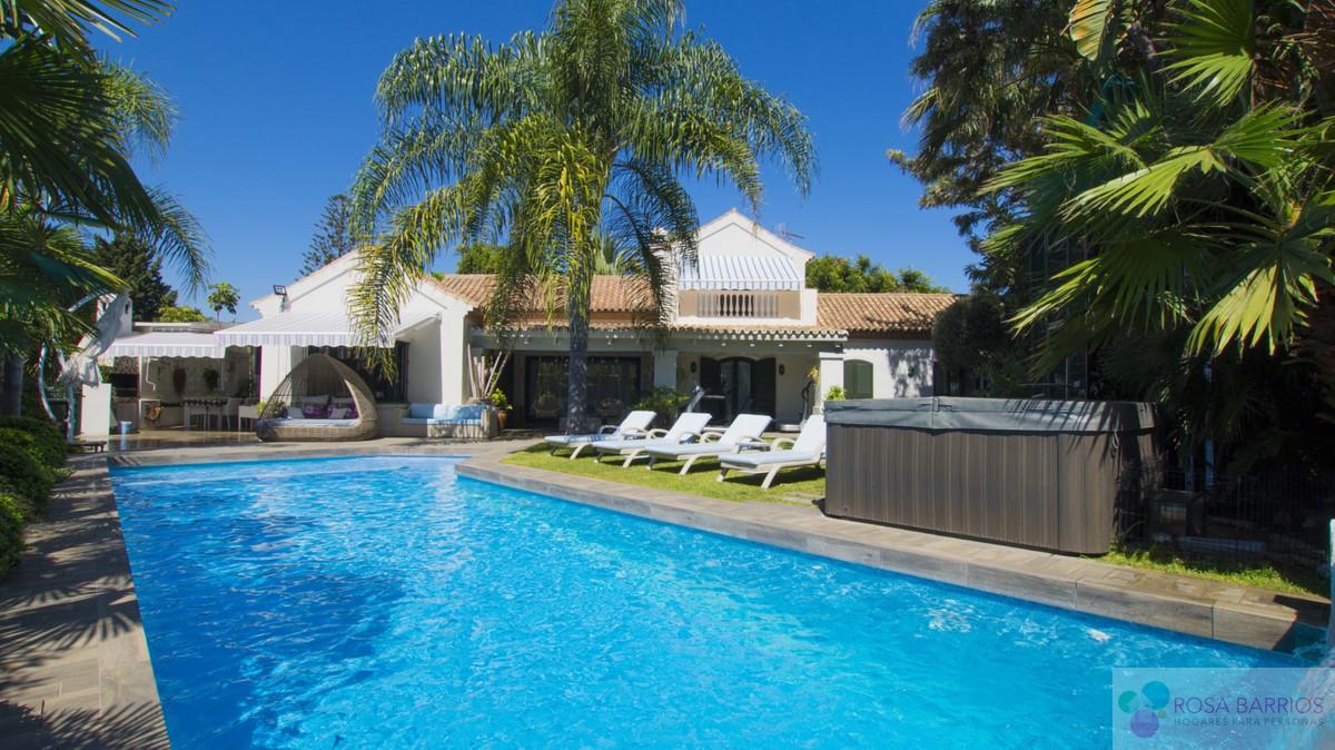 For sale of villa in Guadalmina Baja