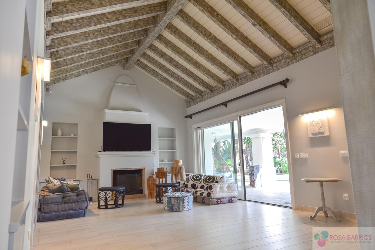 For sale of villa in Guadalmina Baja