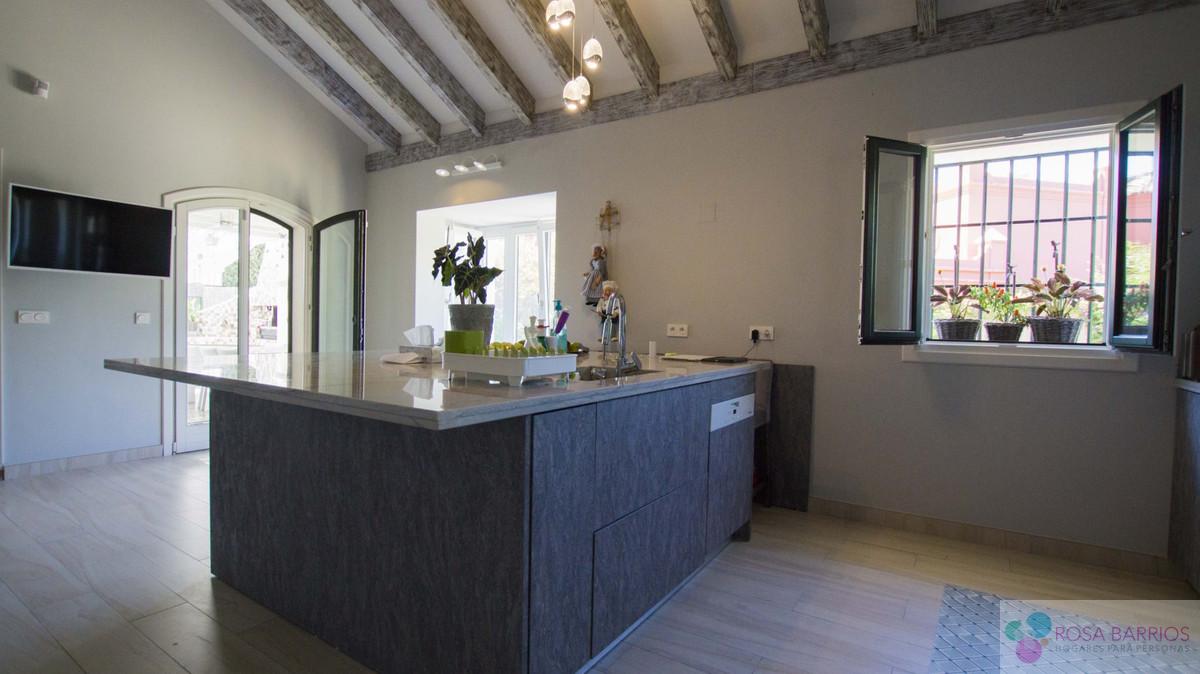 For sale of villa in Guadalmina Baja