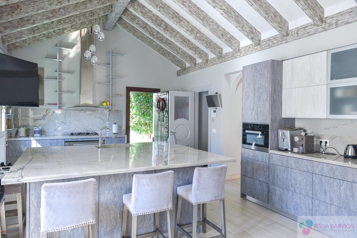 For sale of villa in Guadalmina Baja
