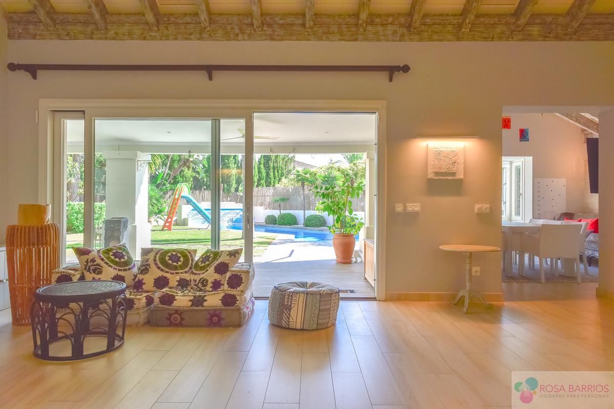 For sale of villa in Guadalmina Baja