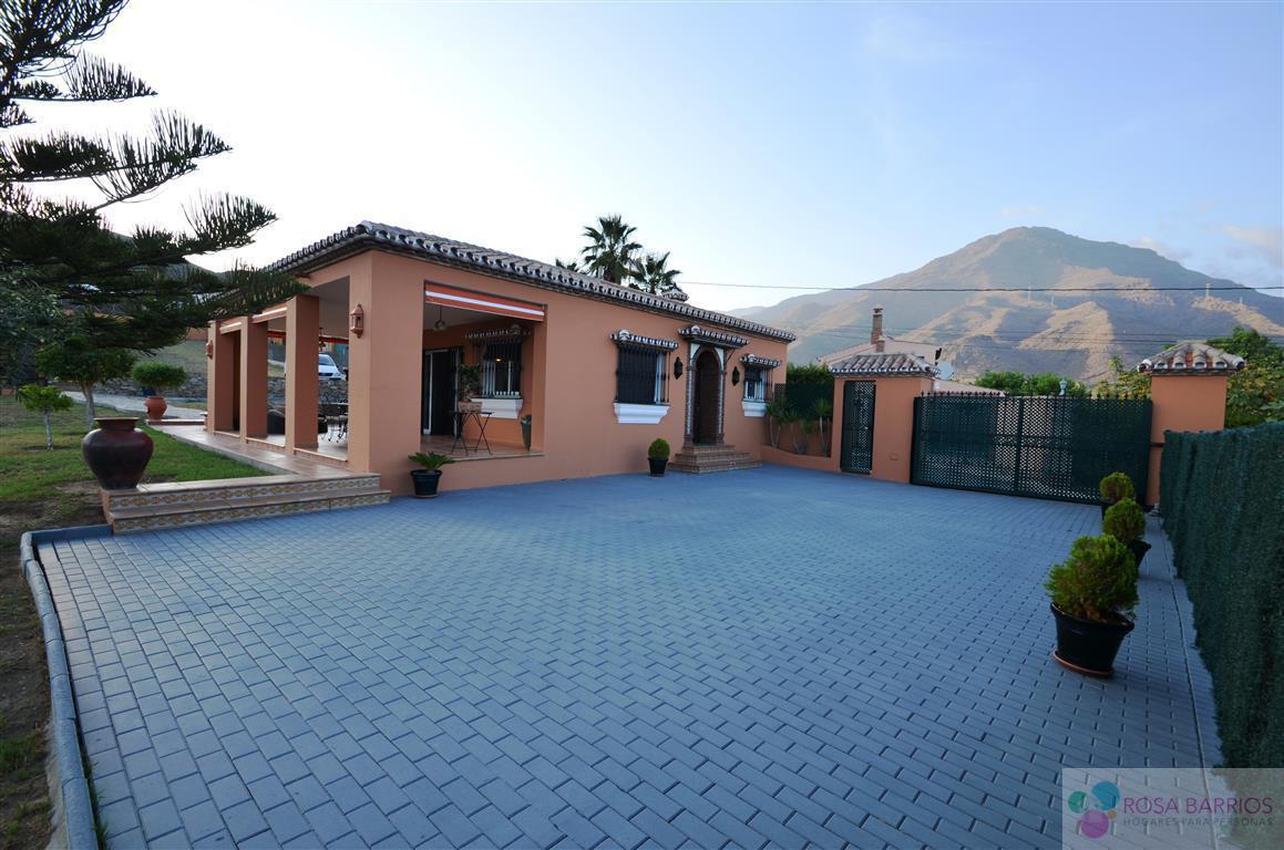 For sale of villa in Estepona