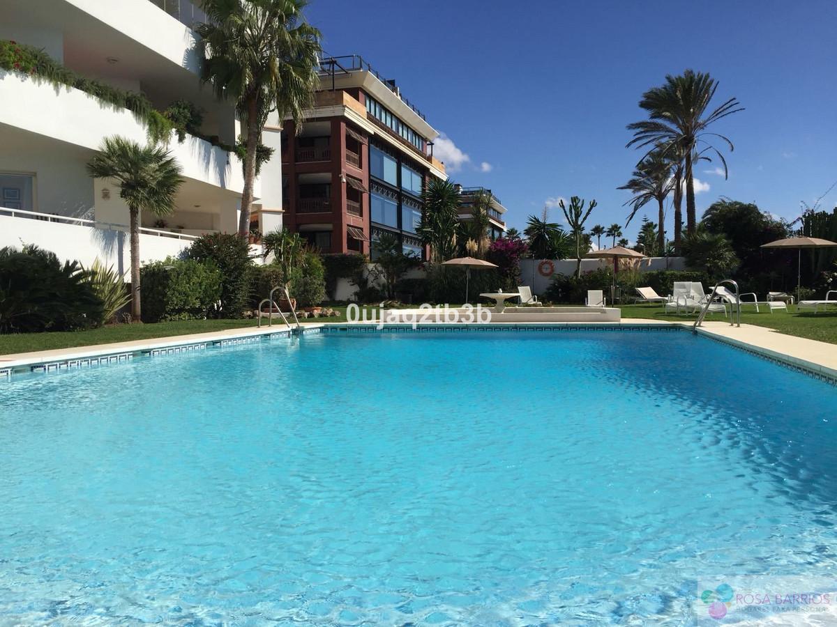 For sale of penthouse in Puerto Banús