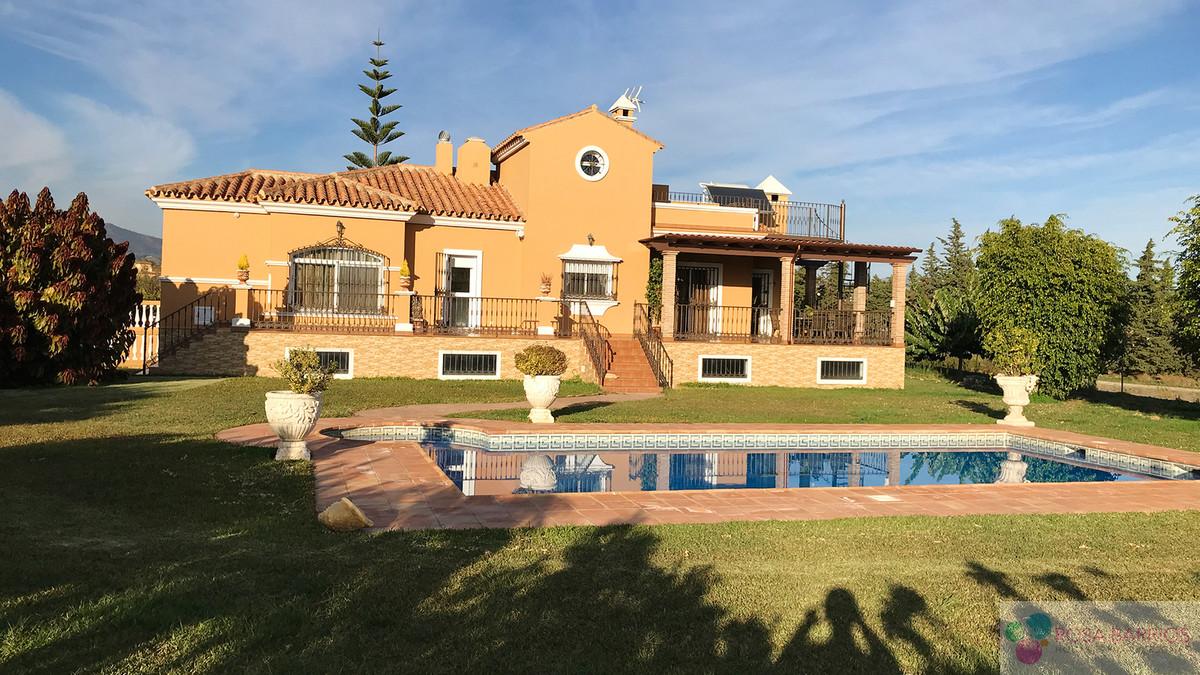 For sale of villa in Estepona