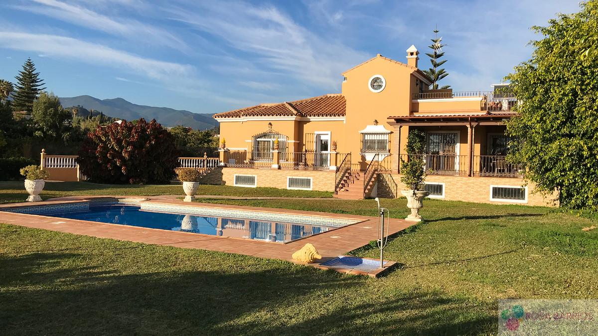 For sale of villa in Estepona