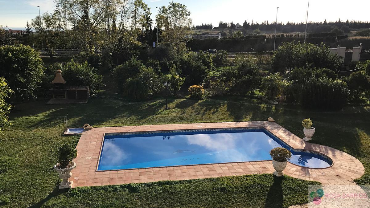 For sale of villa in Estepona