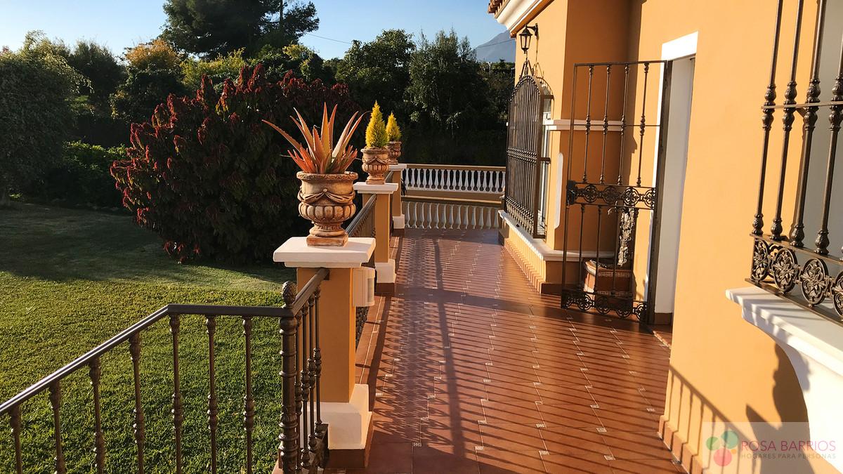 For sale of villa in Estepona