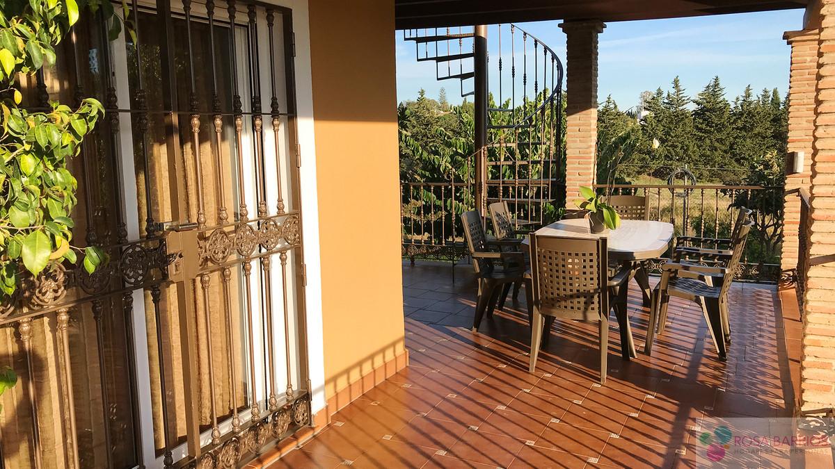 For sale of villa in Estepona