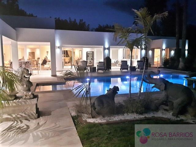 For sale of villa in Estepona
