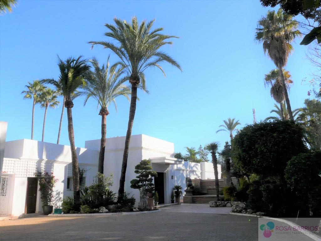 For sale of villa in Estepona