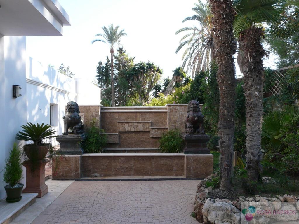 For sale of villa in Estepona