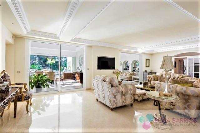 For sale of villa in Estepona