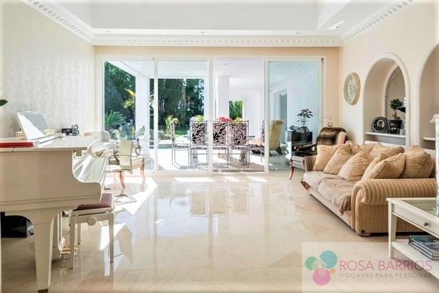 For sale of villa in Estepona