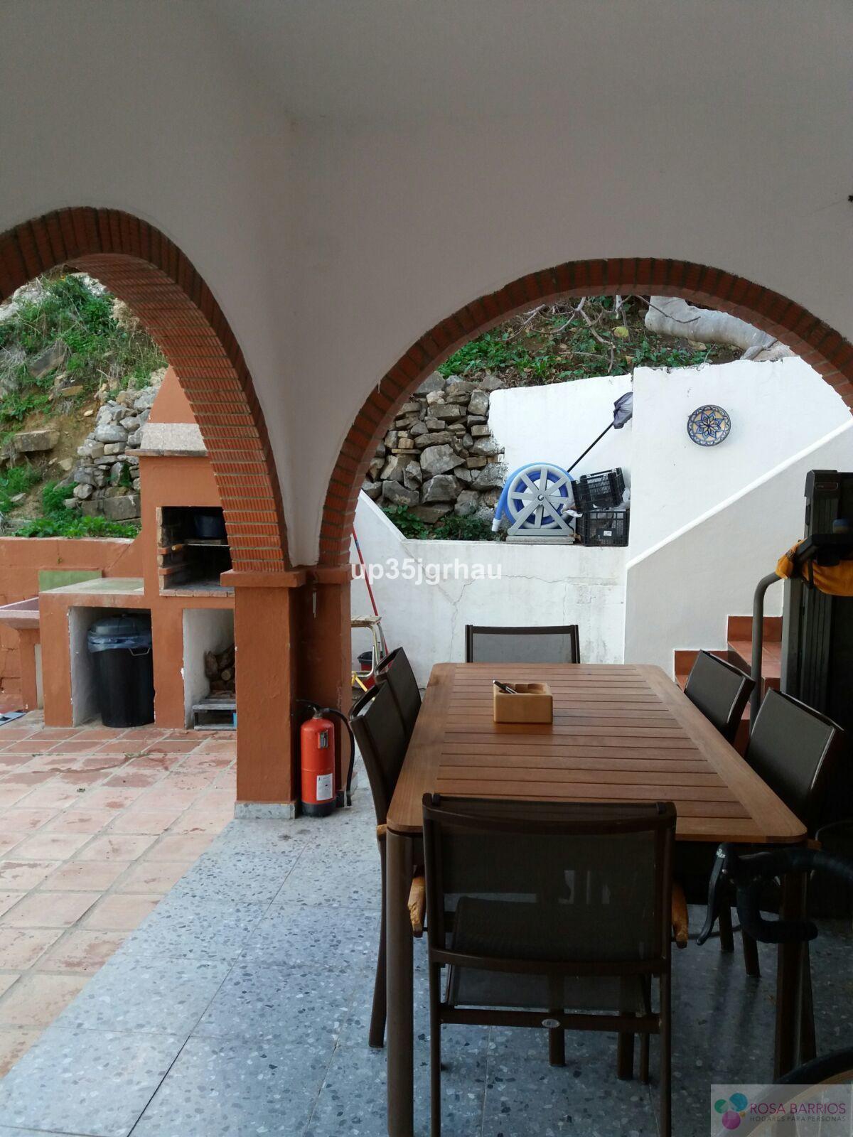 For sale of villa in Estepona