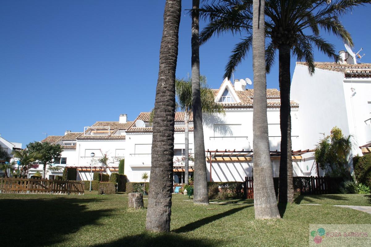 For sale of villa in Estepona
