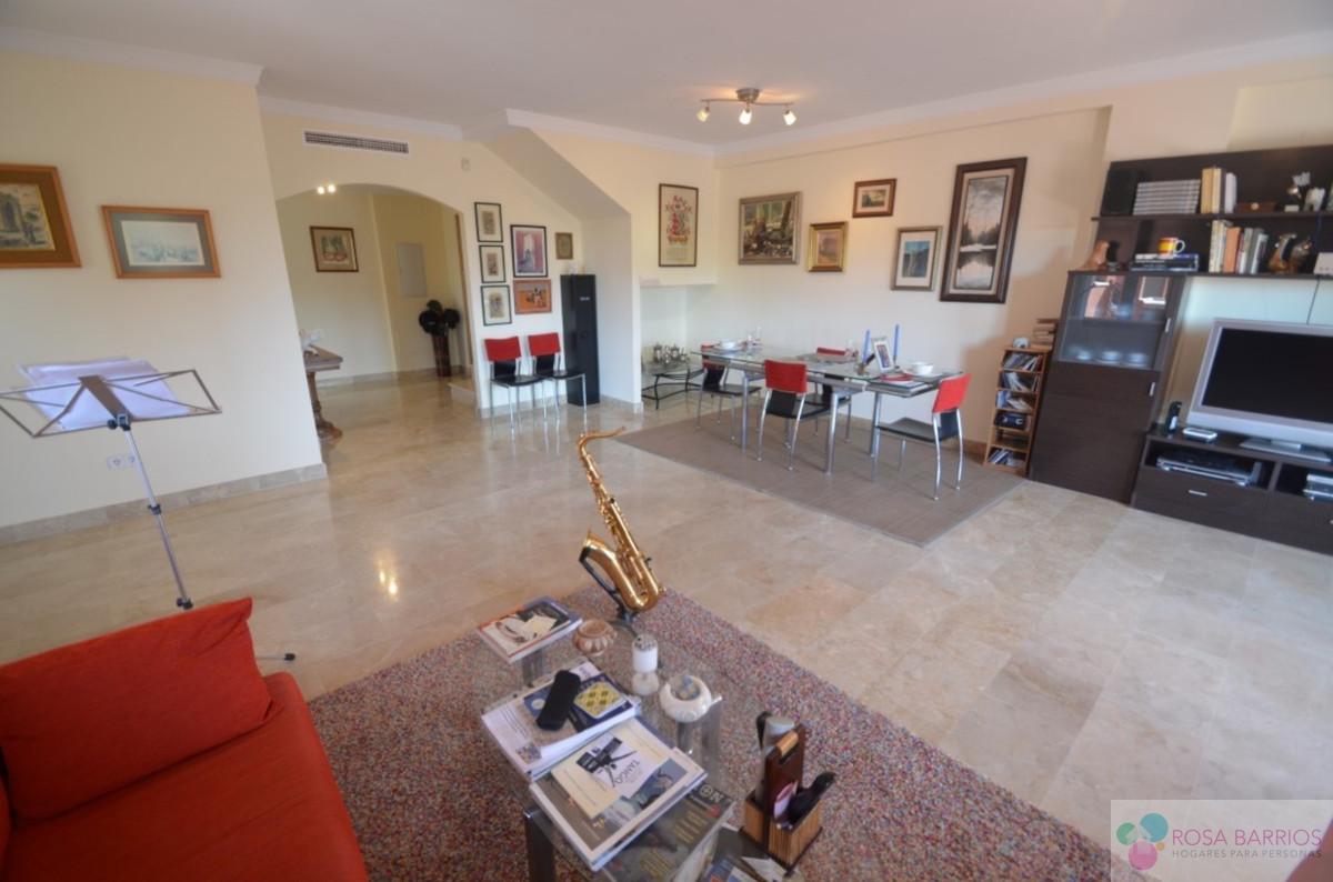 For sale of penthouse in Estepona