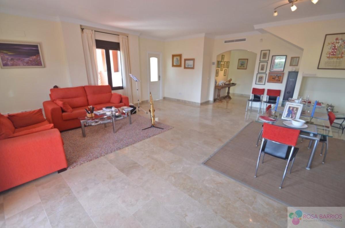 For sale of penthouse in Estepona
