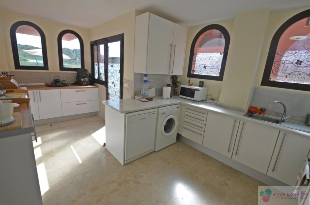 For sale of penthouse in Estepona