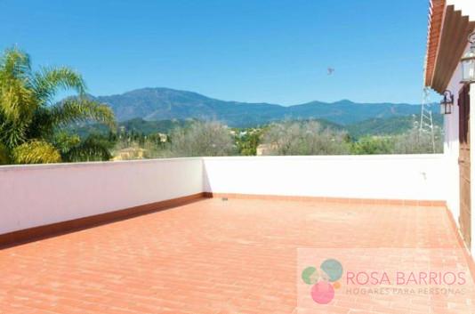 For sale of villa in Estepona
