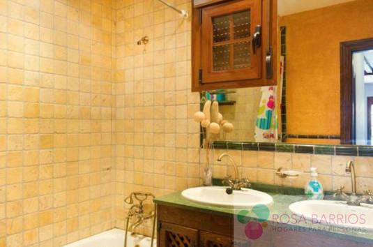 For sale of villa in Estepona