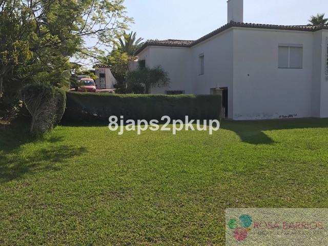 For sale of villa in Estepona