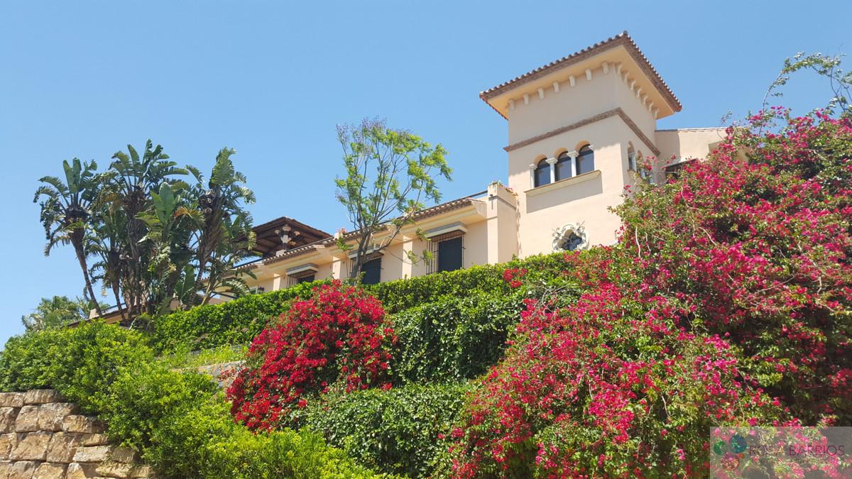 For sale of villa in Estepona