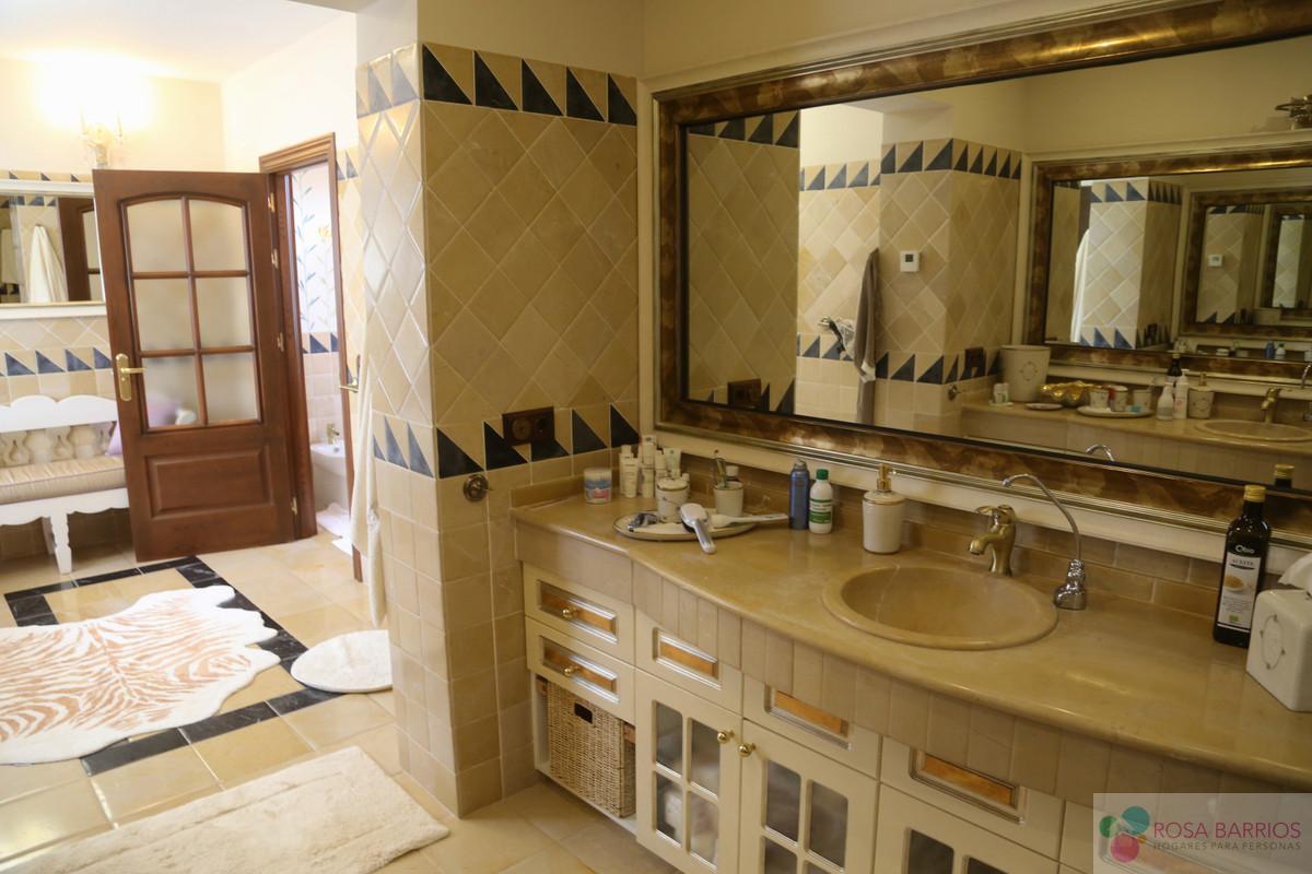 For sale of villa in Estepona