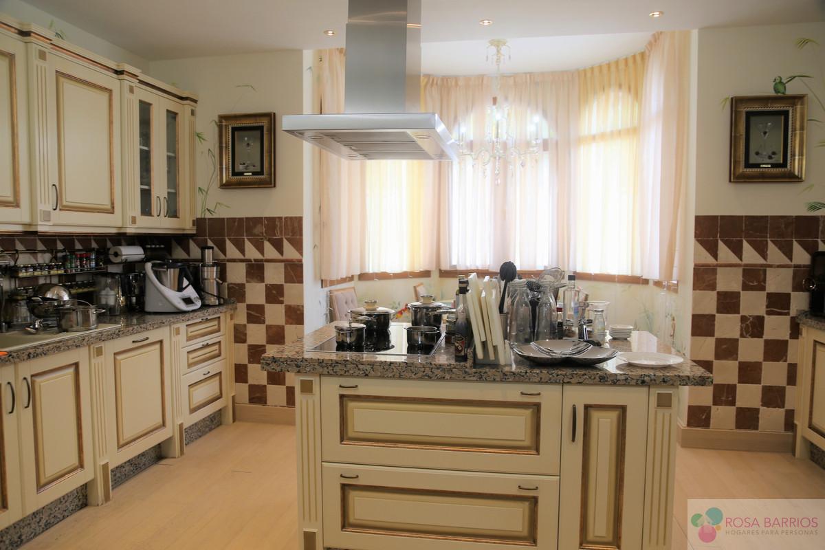 For sale of villa in Estepona