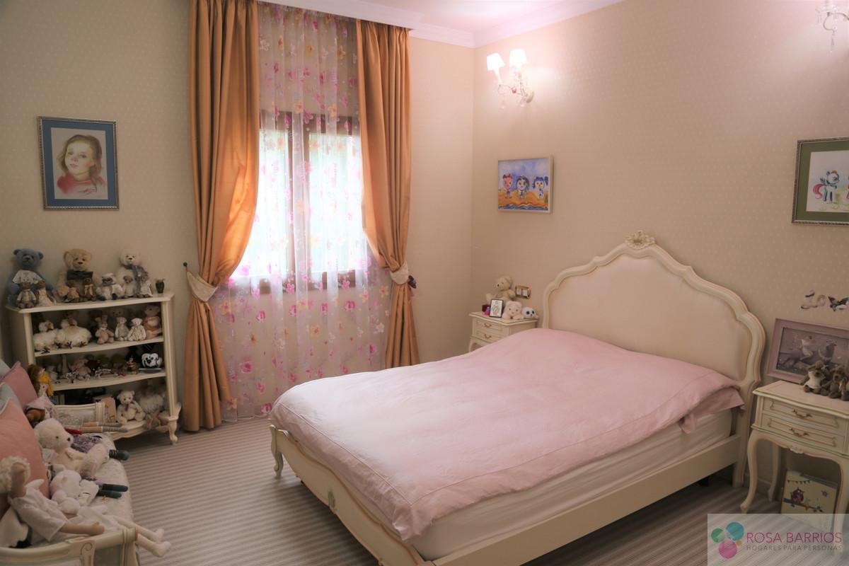For sale of villa in Estepona