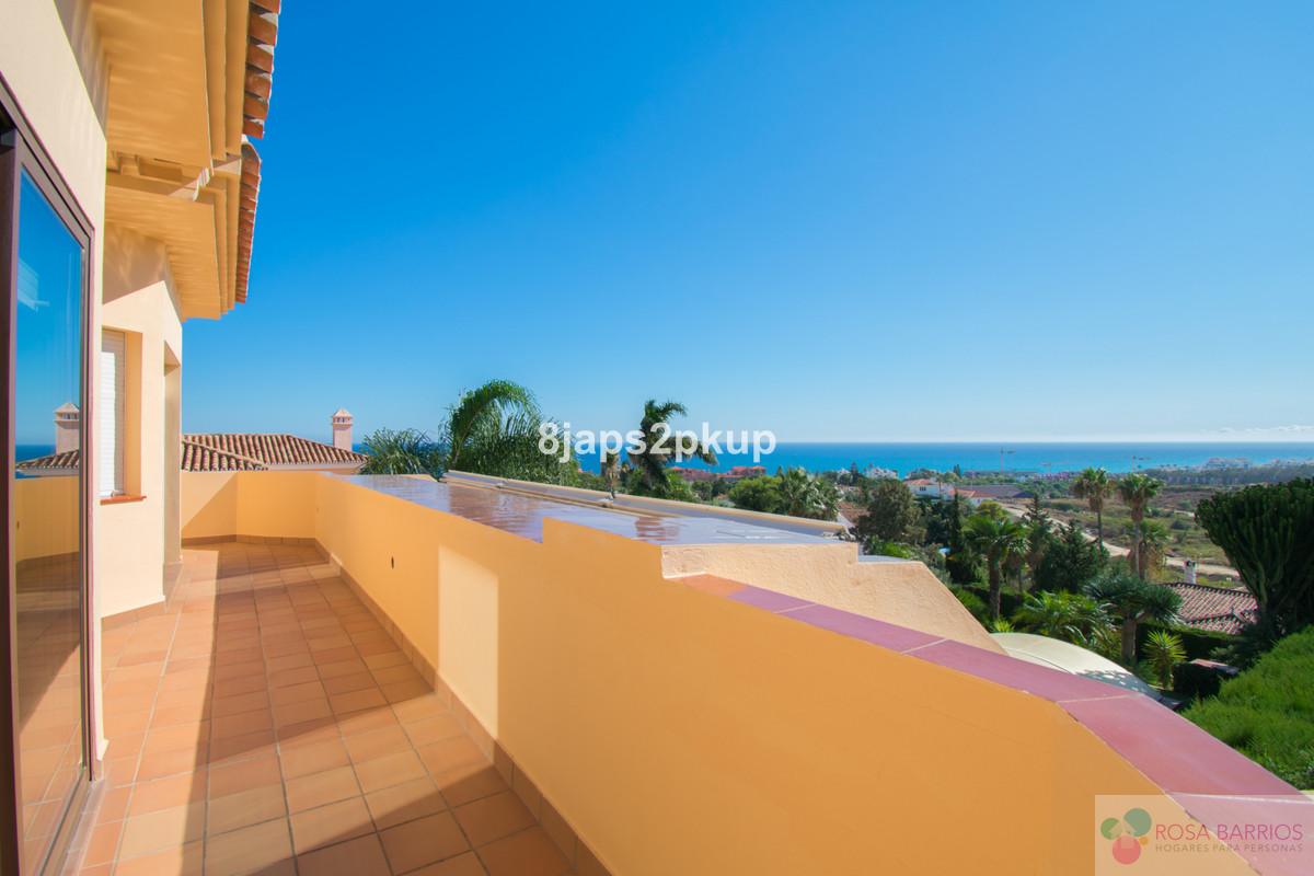 For sale of villa in Estepona