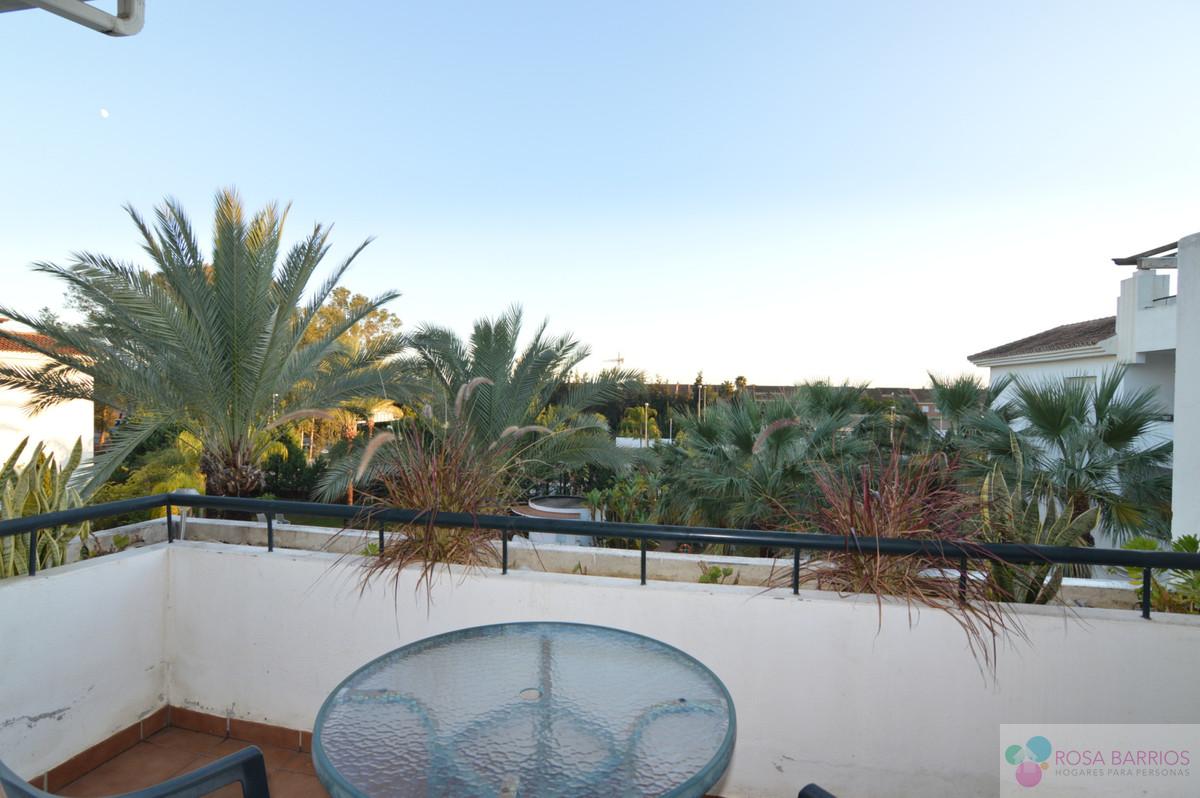For sale of penthouse in Nueva Andalucía