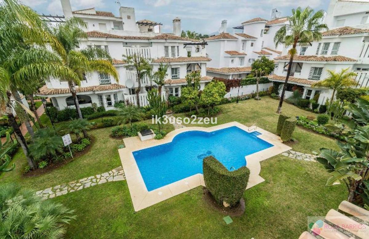 For sale of penthouse in Nueva Andalucía