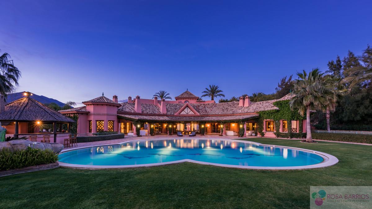 For sale of villa in Nueva Andalucía