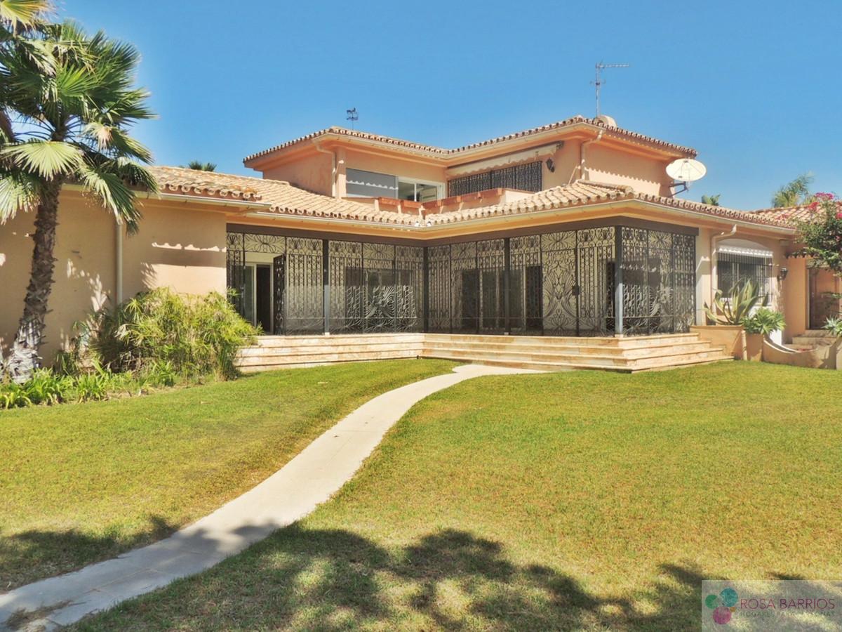 For sale of villa in Guadalmina Baja