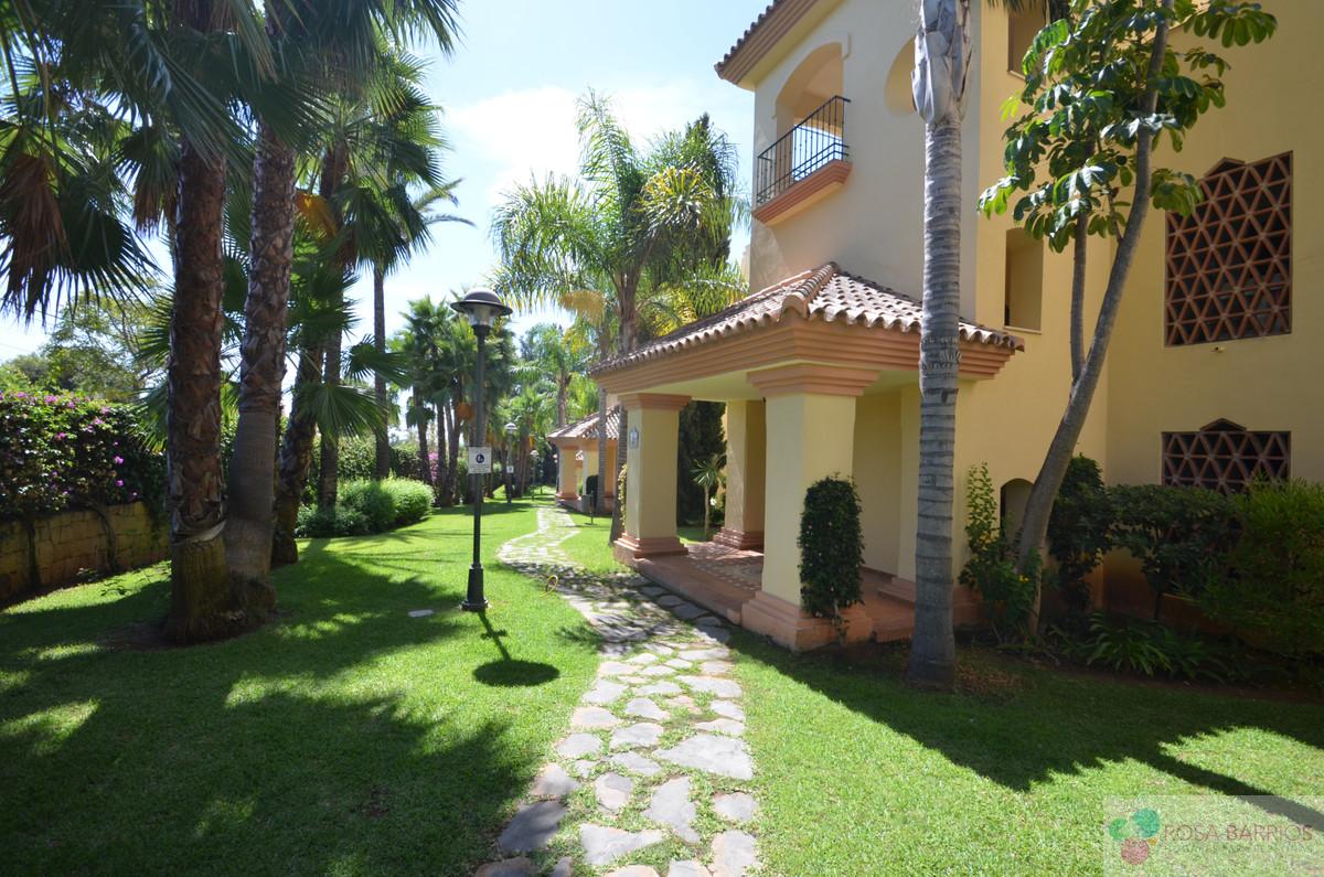 For sale of apartment in Nueva Andalucía